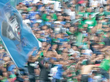 Teriakan Bonek saat Rishadi Fauzi membobol gawang PSPS Riau pada laga 8 Besar Liga 2 Grup Y di Stadion GBLA, Bandung, Sabtu (18/11/2017). Persebaya Menang 1-0. (Bola.com/Nicklas Hanoatubun)