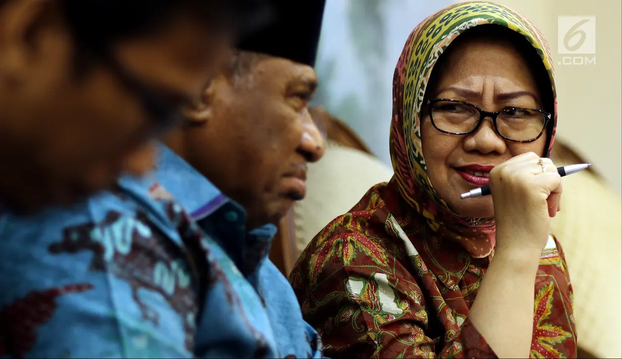 Ketua Komisi VIII Ali Taher Parasong (tengah) dan peneliti LIPI Siti Zuhro saat diskusi legislasi di Jakarta, Selasa (9/10). Bencana Sulteng menjadi tolok ukur pemerintah dimana bantuan dinilai lambat dan tidak tepat sasaran. (Liputan6.com/JohanTallo)