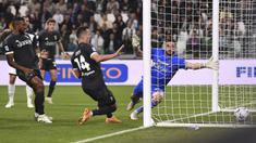 Pemain Juventus, Arkadiusz Milik (tengah) mencetak gol kemenangan ke gawang Lecce pada laga lanjutan Liga Italia 2023/2024 di Allianz Stadium, Juventus, Italia, Rabu (27/09/2023). Juventus berhasil menang dengan skor 1-0. (AP Photo/LaPresse/Fabio Ferrari)