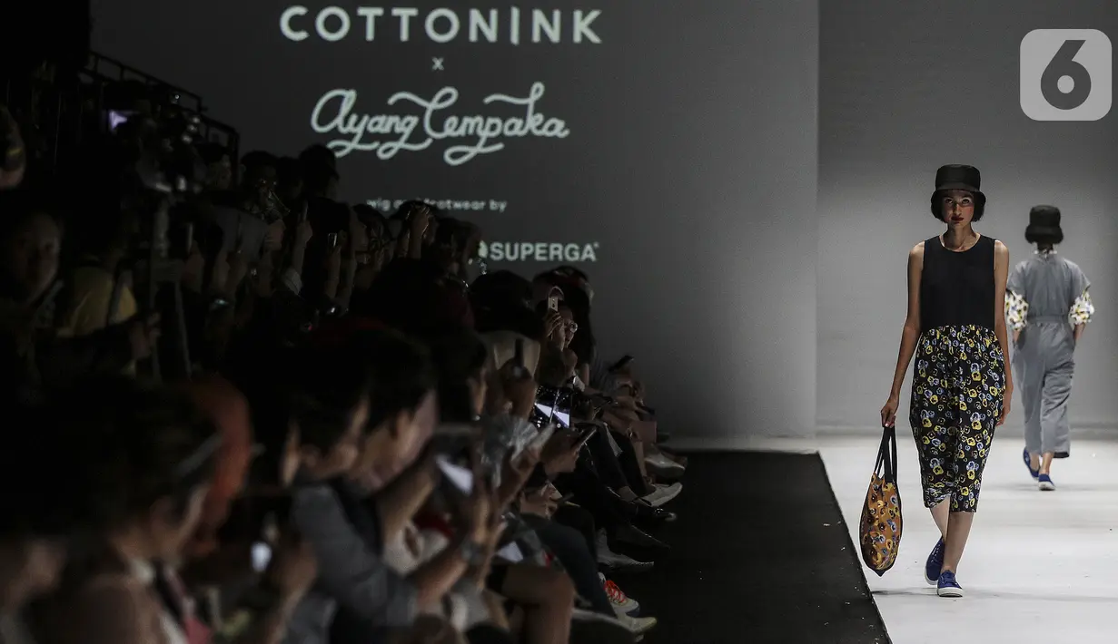 Model berjalan di catwalk Jakarta Fashion Week 2020 di Jakarta, Kamis (22/10/2019). Pekan mode terbesar se-Asia tenggara ini merupakan Gelaran tahunan ke-12 dan menampilkan lebih dari 270 label dan desainer baik dari dalam negeri dan luar negeri. (Liputan6.com/Johan Tallo)
