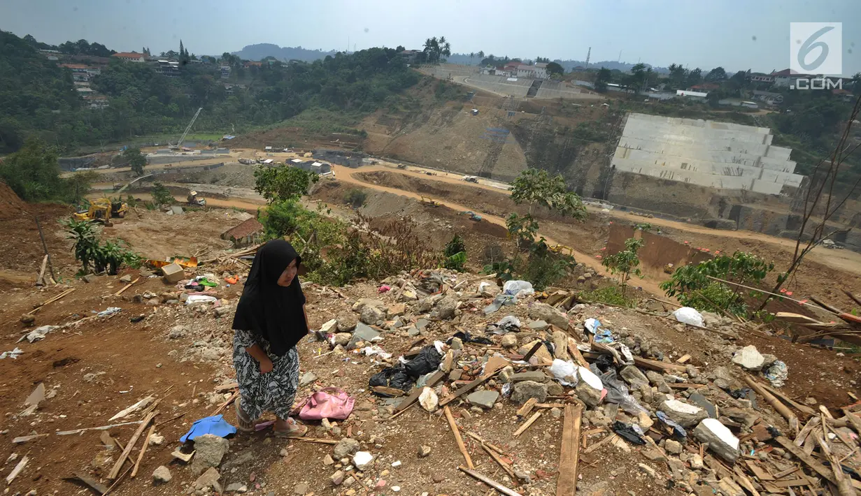 Warga berjalan proyek pembangunan Bendungan Ciawi di Desa Gadog, Bogor, Jawa Barat, Kamis (22/08/2019). Bendungan Ciawi tidak akan digenangi dengan membendung aliran sungai, tetapi berfungsi menampung air saat curah hujan tinggi. (Merdeka.com/Arie Basuki)