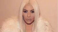 Kim Kardashian Ditantang Foto Polos untuk Donasi