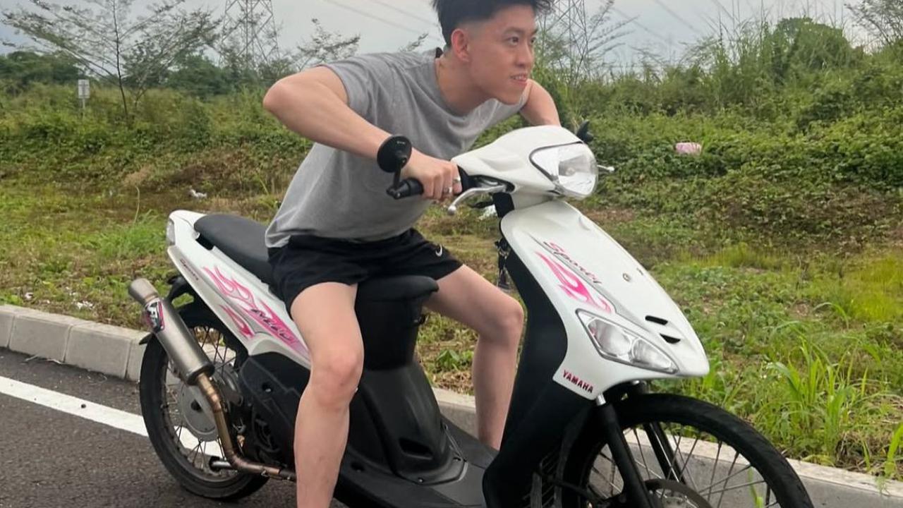 Rich Brian Santai Naik Motor Matic di Indonesia, Gayanya Bikin Warganet Terhibur