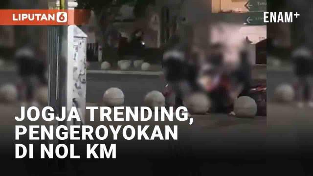 Video insiden pengeroyokan di pusat kota Jogja viral, tepatnya di Nol KM. Seorang pria terekam berusaha menghindar dari serangan diduga klitih. Para pelaku menyerang dan merusak motor korban dengan senjata tajam.