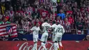 Penyerang Real Madrid, Rodrygo (kiri) merayakan dengan rekan setimnya setelah mencetak gol ke gawang Atletico Madrid selama pertandingan lanjutan La Liga Spanyol di stadion Wanda Metropolitano di Madrid, Spanyol, Senin (19/9/2022).  Real Madrid asuhan Carlo Ancelotti kini masih sempurna dengan mengoleksi 18 poin dari enam laga. (AP Photo/Manu Fernandez)