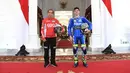 Presiden Joko Widodo berfoto bersama pembalap Suzuki Ecstar, Joan Mir, di Istana Merdeka, Jakarta, Rabu (16/3/2022). Para pembalap datang dengan memakai setelah baju khusus balap motor yang akan dipakai dalam Grand Prix Indonesia di Mandalika pada 20 Maret 2022. (Biro Pers/Setpres)