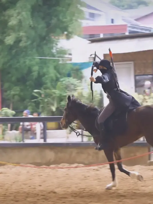 Ketika berkuda, Dara Arafah tetap istiqomah dengan prnampilannya yang serba tertutup