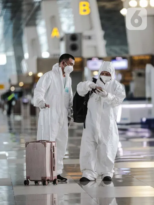 Sejumlah calon penumpang pesawat menggunakan alat pelindung diri (APD) di Terminal 3 Bandara Soekarno-Hatta (Soetta), Tangerang, Banten, Senin (11/5/2020). Calon penumpang menggunakan APD untuk melindungi diri dari penularan virus corona COVID-19. (Liputan6.com/Faizal Fanani)