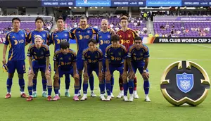 Para pemain Ulsan&nbsp;Hyundai berpose untuk foto tim sebelum pertandingan Grup F Piala Dunia Antarklub melawan Mamelodi Sundowns di Orlando, Selasa, 17 Juni 2025. (AP Photo/John Raoux)