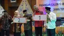 Pasangan calon gubernur Ganjar Pranowo dan Taj Yasin serta Pasangan calon gubernur  Sudirman Said dan Ida Fauziah menunjukkan nomor urut undian calon Gubernur dan Wakil Gubernur Jawa Tengah , Selasa (13/2) malam. (Liputan6.com/Gholib)