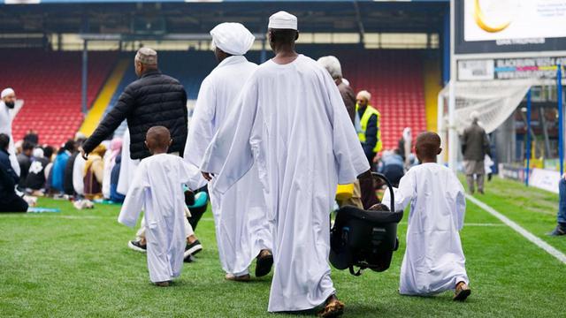 Foto: Momen Salat Idulfitri di Stadion, Blackburn Rovers Ukir Sejarah di Kancah Sepak Bola Inggris