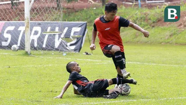 Foto: Serunya Duel Riko Simanjuntak Vs Syahrian Abimanyu Saat Sesi Latihan Persija Jakarta