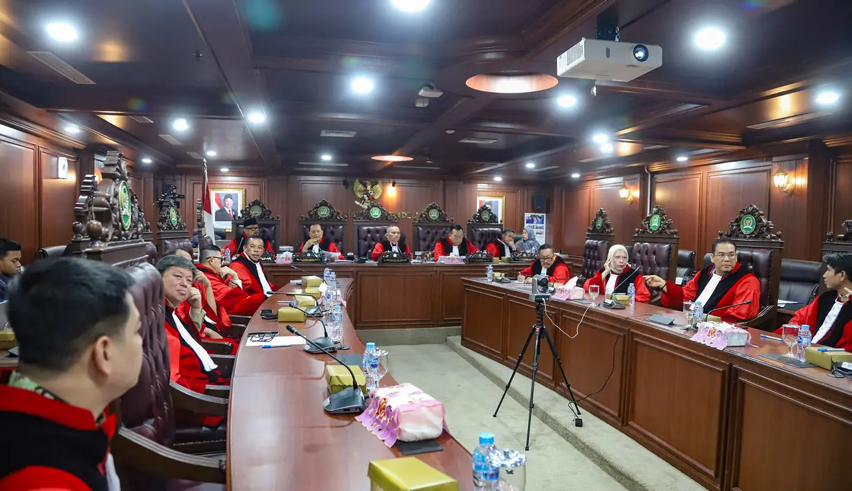 Mahkamah Kehormatan Dewan (MKD) menggelar sidang putusan dugaan pelanggaran etik lima anggota DPR nonaktif lainnya, Rabu (5/11/2025). Sidang putusan dipimpin Ketua MKD DPR Nazaruddin Dek Gam didampingi empat pimpinan lain. (merdeka.com/Arie Basuki)