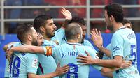 Penyerang Barcelona, Luis Suarez (tiga dari kiri) melakukan selebrasi usai mencetak gol pembuka Barcelona ke gawang Eibar, pada laga lanjutan La Liga 2017-2018, Sabtu (17/2/2018). Barcelona menang 2-0.  (AFP/Ander Gillenea)