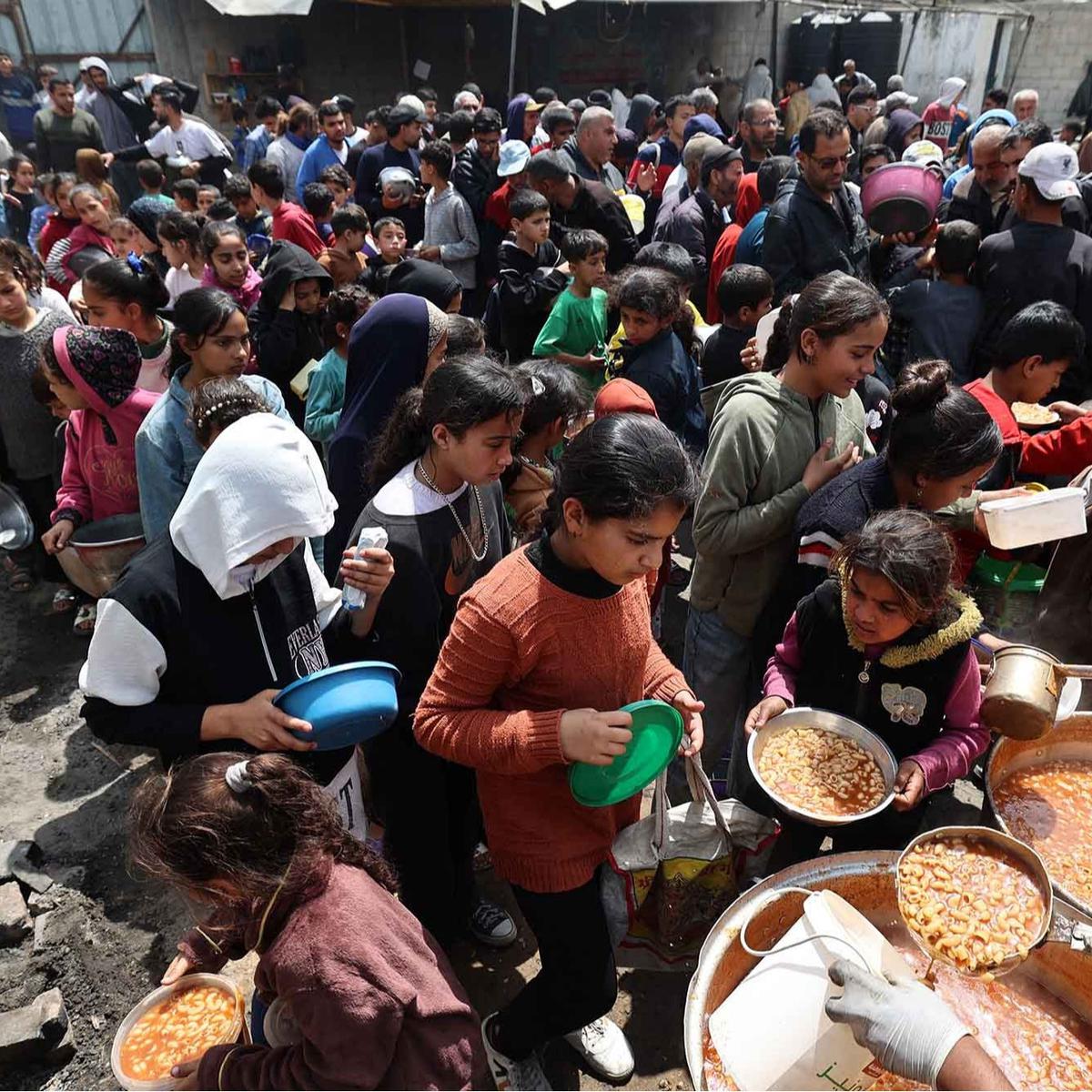 FOTO: Pilu! Ratusan Anak Gaza Kelaparan Mengantri Makanan