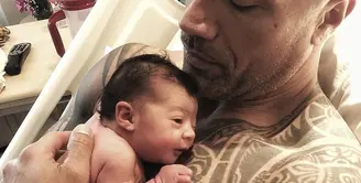 Dwayne Johnson sambut anak keduanya bersama dengan kekasihnya Lauren Hashian. (instagram/therock)