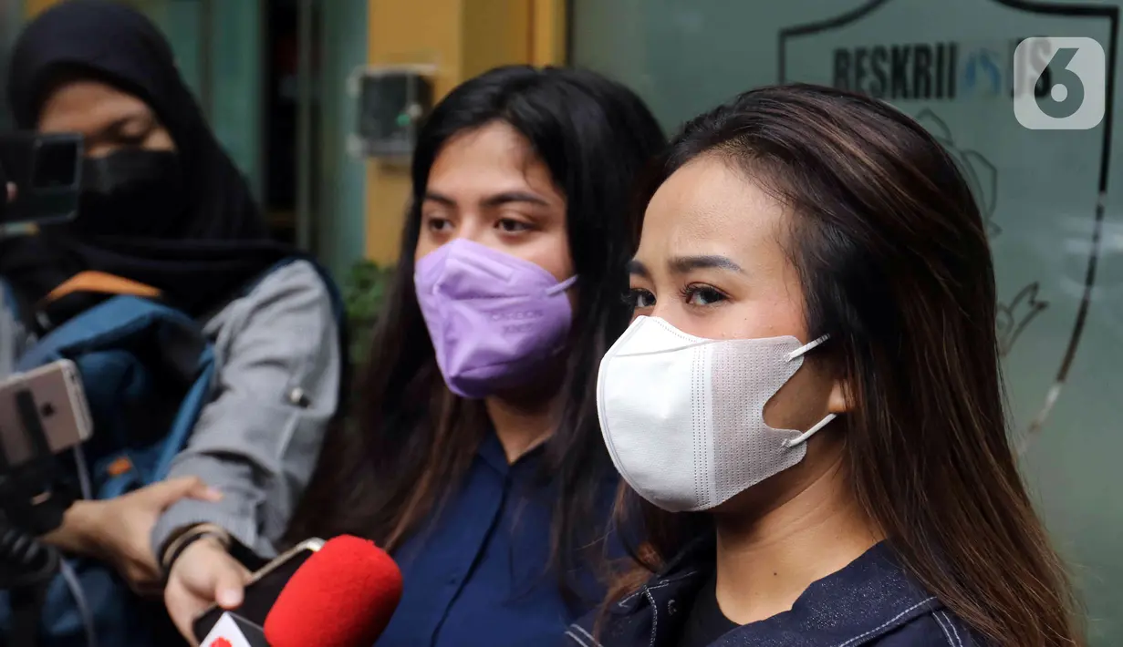 Adik mendiang Vanessa Angel, Mayang Lucyana Fitri (kanan) saat tiba di Direktorat Reserse Kriminal Khusus Polda Metro Jaya, Jakarta, Rabu (8/6/2022). Mayang menjalani pemeriksaan kedua terkait kasus dugaan pencemaran nama baik yang dilaporkan produk skincare. (Liputan6.com/Herman Zakharia)