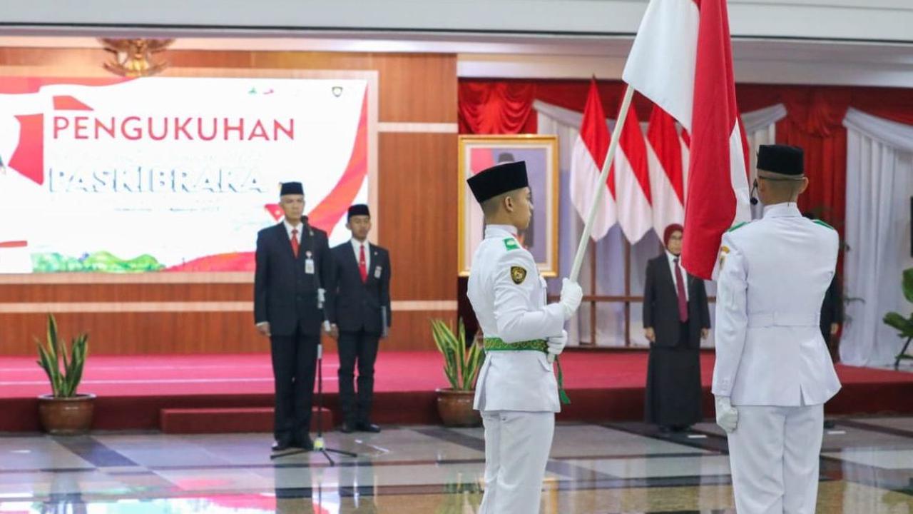Faiz Ahmad Muttaqin, tak menyangka bisa jadi satu dari 35 anggota pasukan pengibar bendera pusaka (Paskibraka) Provinsi Jawa Tengah tahun 2023. Berkat kerja kerasnya, apa yang ia impikan sejak lama terwujud.