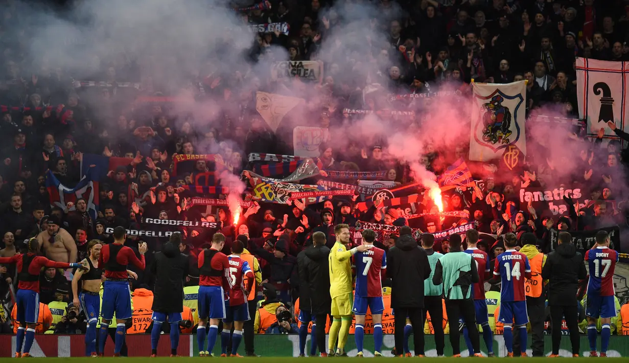 Pemain FC Basel menyapa para pendukungnya usai pertadingan melawan Manchester City pada pertandingan Liga Champions leg kedua  di Stadion Etihad, Manchester (7/3). Manchester City menang agregat 5-2 atas FC Basel. (AFP Photo / Oli Scarff)
