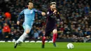 Penyerang Barcelona, Lionel Messi berusaha membawa bola dari kejaran gelandang City, David Silva pada grup C Liga Champions di stadion Etihad, Manchester, (2/11). City menang atas Barcelona dengan skor 3-1. (Reuters/Jason Cairnduff)