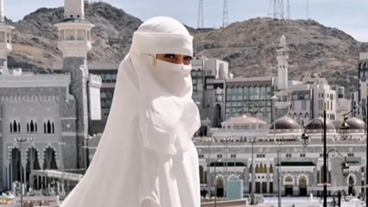 Celine Evangelista Pakai Abaya dan Bercadar Putih Saat Umrah Perdana, Warganet Mengaku Merinding