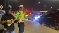 Viral Polisi di Sukabumi Joget Bareng Pengamen, Hibur Wisatawan Palabuhanratu yang Terjebak Macet
