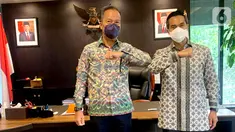 Menteri Perindustrian Agus Gumiwang Kartasasmita dan Calon Ketua
Umum Kadin Anindya N. Bakrie foto bersama di kantor Kemenperin, Jakarta, Selasa (05/4/2021). Agus Gumiwang mengatakan Anindya Bakrie memiliki jiwa kepemimpinan yang matang dan memahami organisasi secara utuh. (Liputan6.com/HO/Alwi)