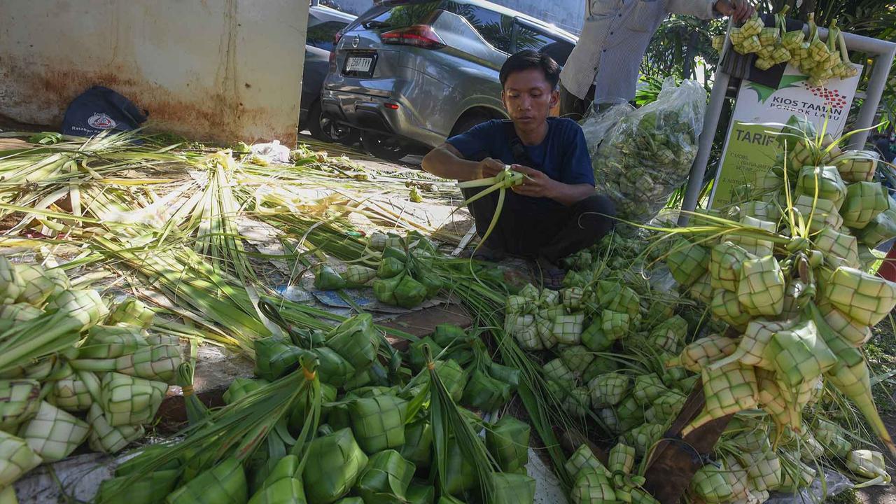 FOTO: Keluh Kesah Pedagang Musiman  Kulit Ketupat: Tahun ini Penjualan Menurun hingga 50