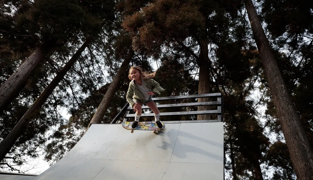 Gaya Sky Brown saat berlatih skateboard di sebuah taman di kota Kijo, prefektur Miyazaki, Jepang (14/1). Sky pernah menjadi atlet olahraga skateboard profesional termuda di kejuaraan X Games Vans Pro Skate Series 2016. (AFP/Behrouz Mehri)