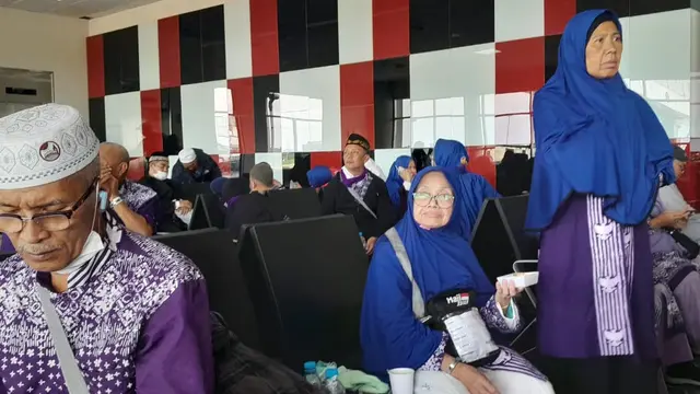 Sejumlah jamaah haji asal Depok saat berada di Bandara Kualanamu, Medan, Sumatera Utara. (Istimewa)