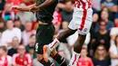 Penyerang Stoke, Mame Biram Diouf berebut bola udara dengan bek Liverpool, Dejan Lovren pada Liga Premier Inggris di Britannia Stadium, Minggu (9/8/2015).Liverpool menang atas Stoke City dengan skor 1-0. (Reuters/Jason Cairnduff)