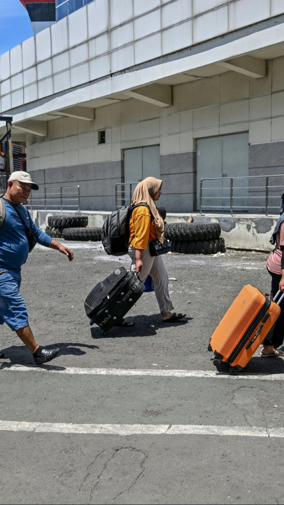 Salah satu kapal yang dipenuhi pemudik adalah KM Dorolanda dari Makassar.&nbsp;Juni Kriswanto/AFP