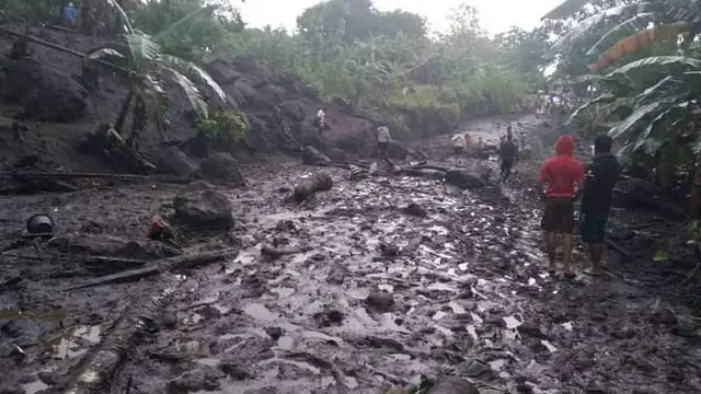 1 Balita Tewas dan Pasutri hilang dalam banjir bandang di Ngada, NTT. (Foto: Liputan6.com/Dionisus W)