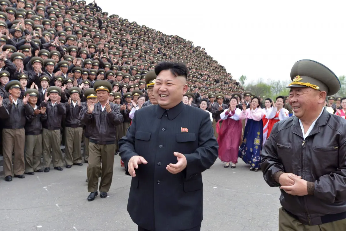 Kim Jong-un bersama Ri Pyong-chol (kanan) (KCNA)