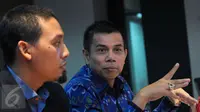Wakil Ketua Umum PSSI, Hinca Panjaitan (kanan) menjawab pertanyaan saat memberikan keterangan di Jakarta, Senin (16/5/2016). PSSI akan segera berkoordinasi untuk kembali menjalankan roda organisasi. (Liputan6.com/Helmi Fithriansyah)