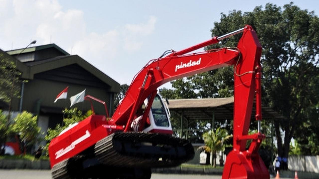 Aksi Menteri Rini Soemarno jajal senjata dan ekskavator PT Pindad