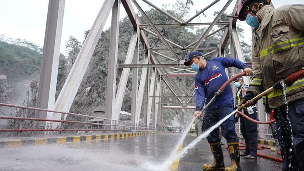 Khofifah Soroti Pentingnya Mitigasi Infrastruktur Vital Pasca Erupsi Semeru