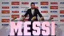 Striker Barcelona, Lionel Messi, berpose di depan trofi Sepatu Emas Eropa di Antiga Fabrica Estrella Damm, Barcelona, Selasa, (18/12/2018). Messi berhak atas penghargaan itu berkat koleksi 34 gol dari 36 pertandingan. (AFP/Lluis Gene)