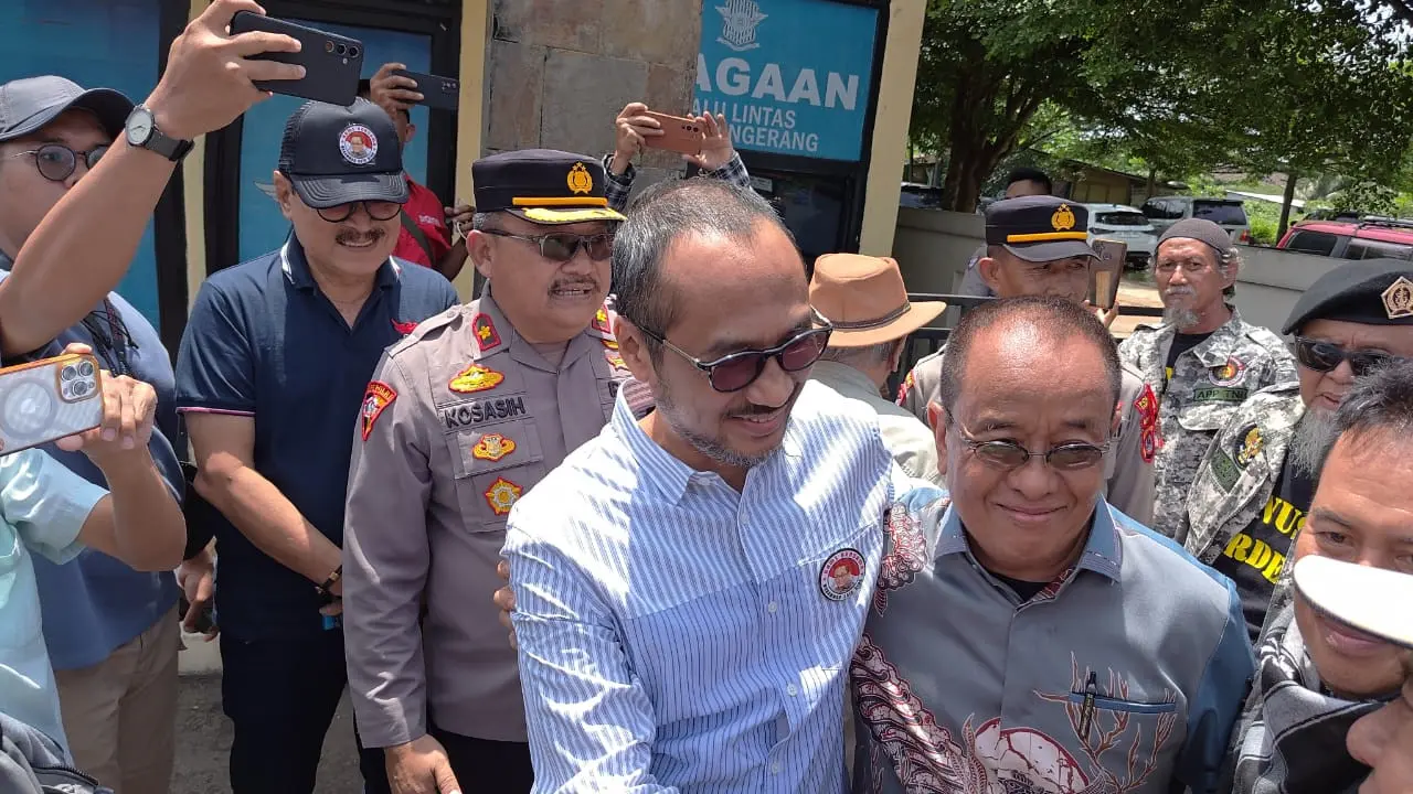 Mantan Sekretaris Kementerian BUMN, Said Didu dan mantan Ketua KPK, Abraham Samad, saat memenuhi panggilan polisi di Mapolresta Tangerang.