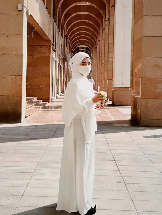 Tampil dengan busana serba putih dan berhijab, penampilan penyanyi solo ini memang mencuri banyak perhatian. Banyak yang memuji penampilannya tersebut saat menjalani ibadah umrah dalam kolom komentar Instagramnya. (Liputan6.com/IG/@yurayunita)