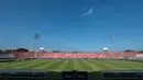 Kondisi Stadion I Wayan Dipta di Gianyar, Bali, Rabu (5/8/2026), sehari menjelang laga final Piala Presiden 2026. Hamparan rumput hijau yang terawat berpadu dengan langit biru cerah menambah kemegahan stadion yang akan menjadi arena final Persebaya Surabaya melawan Persib Bandung serta perebutan tempat ketiga antara Persija Jakarta dan Arema FC. (KLY/Budy Santoso)