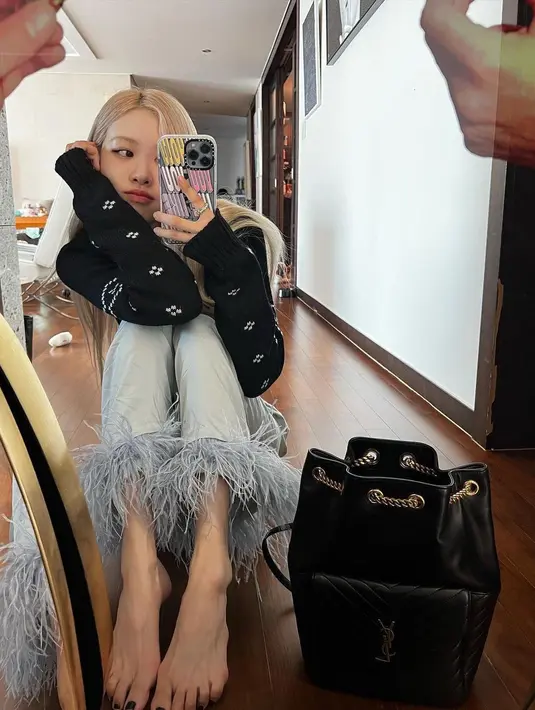 Di mirror selfie lainnya, Rose BLACKPINK memamerkan kado natal dari YSL, yakni Ugly Sweater in Jacquard. Crewneck sweater dengan motif rusa ini dibanderol dengan harga Rp13,6 juta.