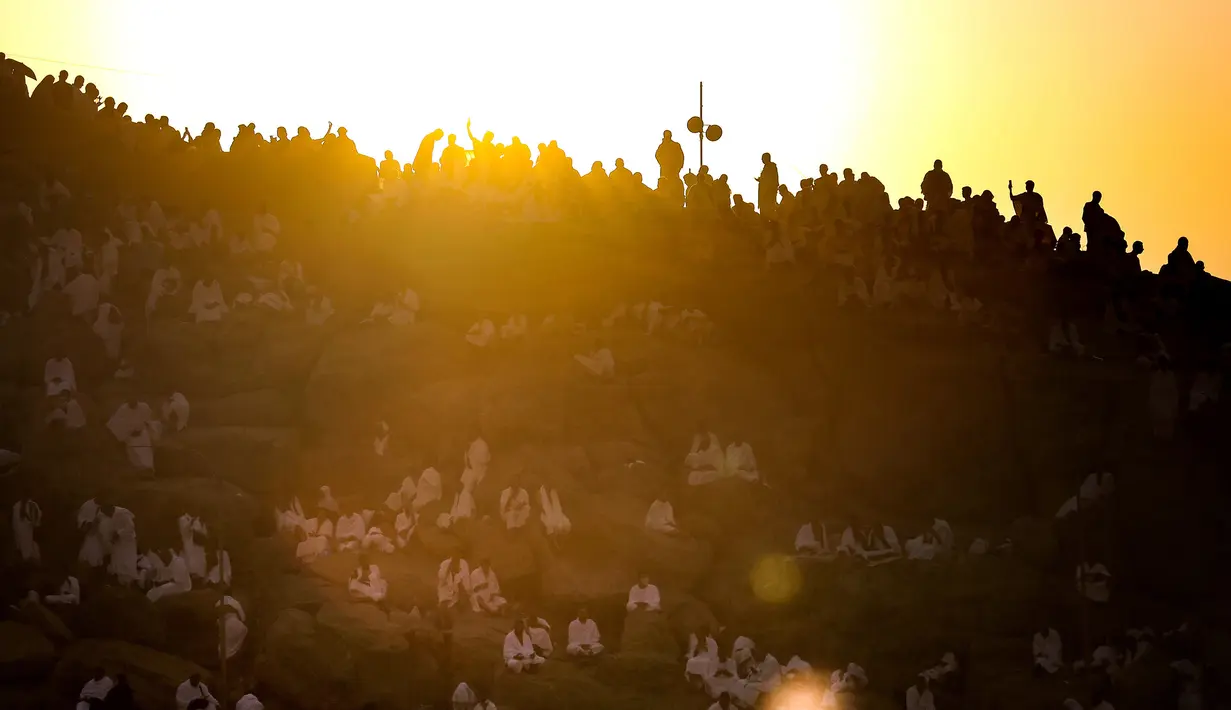Ribuan umat muslim berkumpul di Bukit Jabal Rahmah saat mereka tiba di Arafah untuk menjalani wukuf di luar kota suci Mekah, Arab Saudi (30/8).  Bukit Jabal Rahma dikenal sebagai bukit kasih sayang. (AFP Photo / Ahmad Al-Rubaye)