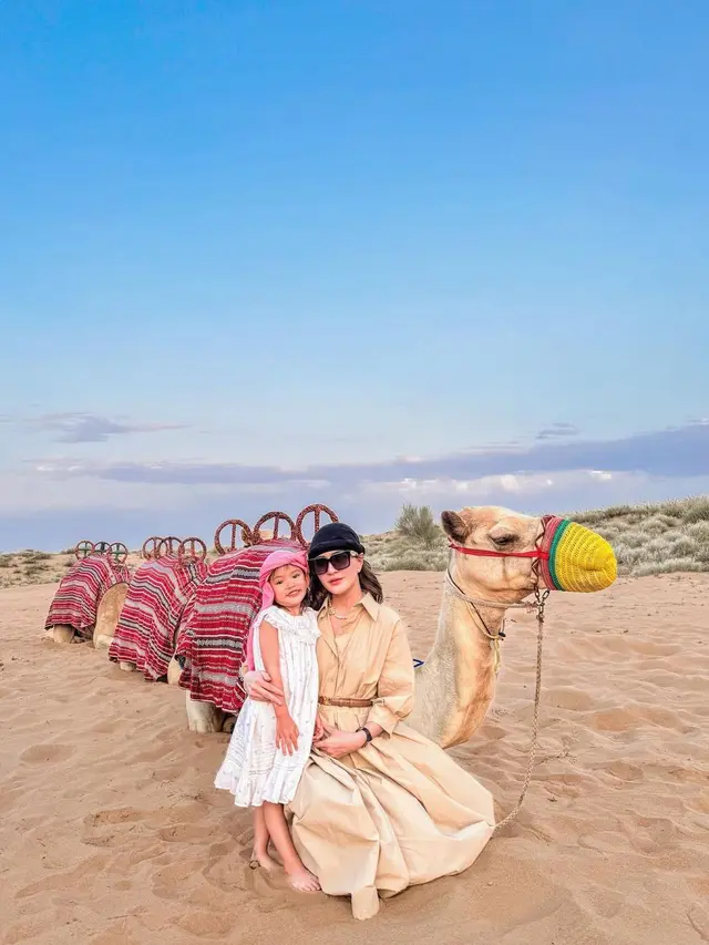 6 Gaya Santun Shandy Aulia Dibalut Kerudung dan Sorban saat Libur Lebaran di Dubai