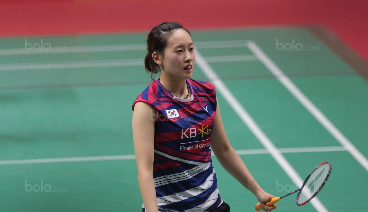Wajah kecewa Chae Yoo-jung saat gagal menahan smash dari Greysia Polii pada perempatfinal Daihatsu Indonesia Master 2018 di Istora Senayan, Kamis (26/1/2018). Greysia/Apriyani menang 21-16,21-15 (Bola.com/Nick Hanoatubun)