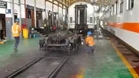 Proses perawatan gerbong kereta api di Bakai Yasa Surabaya (Istimewa)