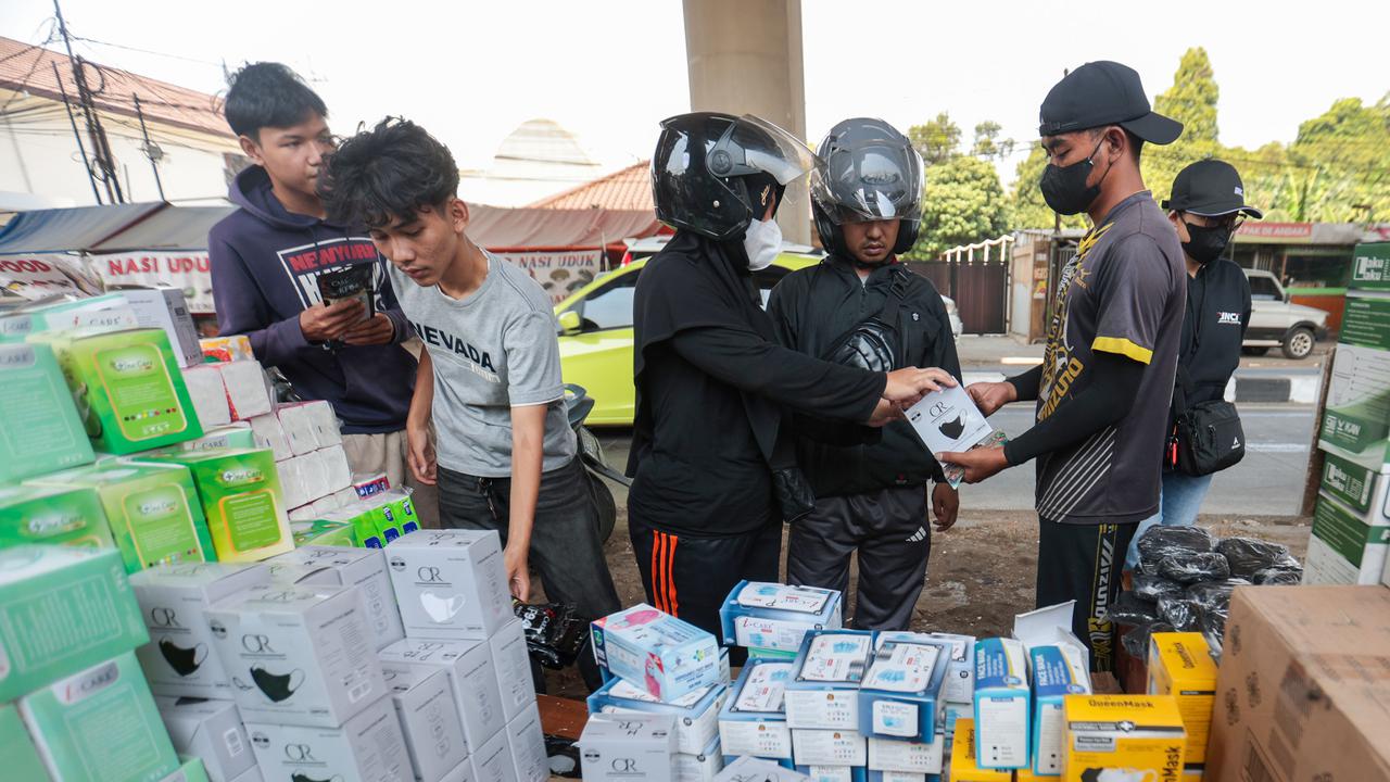 Warga Berburu Masker di Tengah Sebaran Abu Vulkanik