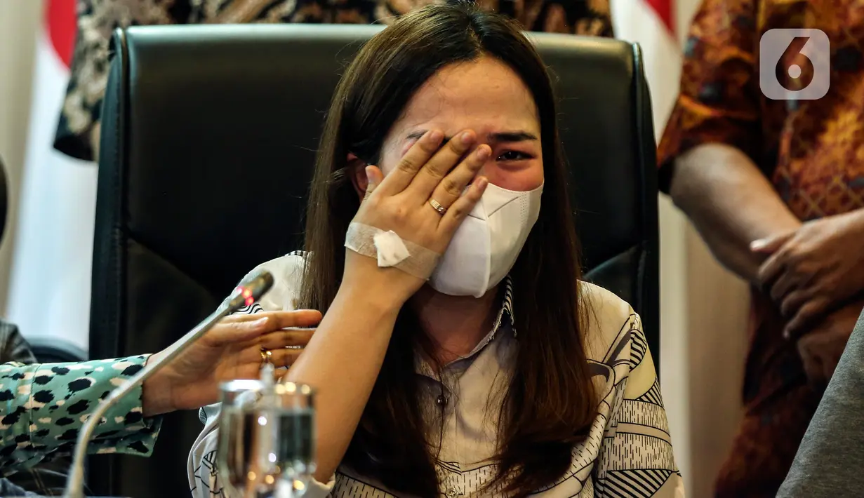 Anggiat Pasaribu menangis saat memberikan keterangan saat bertemu dengan Anggota Komisi III DPR RI Arteria Dahlan di Fraksi PDI Perjuangan, Komplek Parlemen, Senayan, Jakarta, Kamis (25/11/2021).  (Liputan6.com/Johan Tallo)
