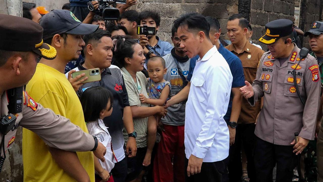 FOTO: Momen Wapres Gibran Tinjau Kebakaran di Kemayoran, Bagikan Mainan untuk Anak-Anak Terdampak