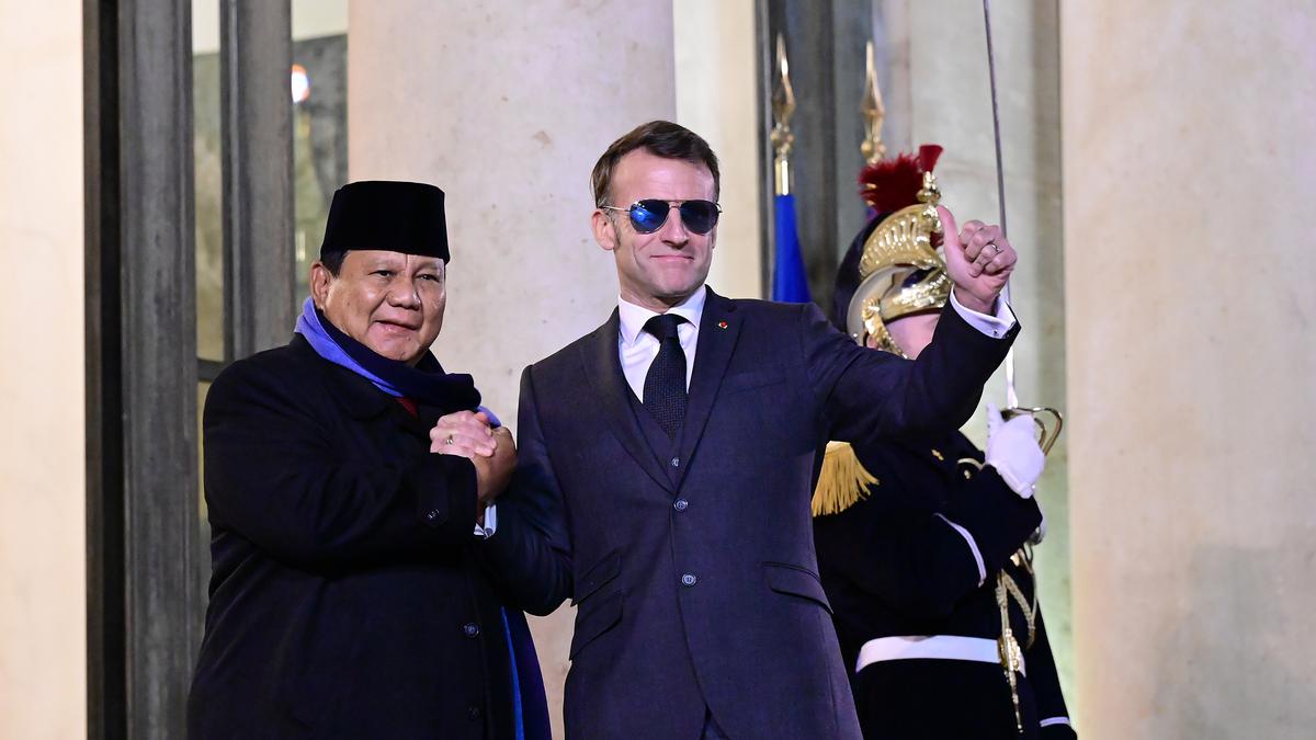 Seskab Teddy Beberkan Isi Pertemuan Tertutup 2,5 Jam Prabowo dan Macron di Paris